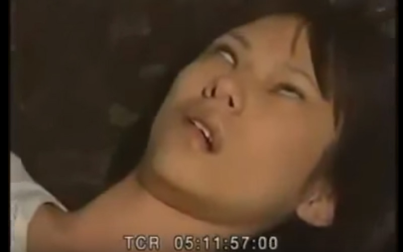 日本某靈異節目外景，女主持人錄影途中遭女鬼給…..畫面恐怖到電視台禁播