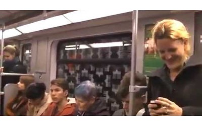 女子在地鐵上突然發出「魔性笑聲」  笑著笑著...整個車廂「都失控了」