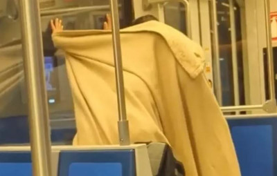 情侶火車上演活春宮  毯子掉落她瞬間全裸 「窗戶反射全曝光」