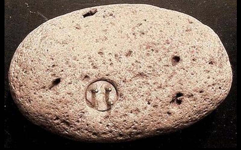好玄！十萬年前的石頭上驚見「怪異三孔插頭」竟沒有科學家敢去深入研究：別隨便開啟潘朵拉的盒子