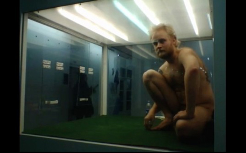 冰島學生實驗「全裸」關透明箱7天，吃喝拉撒竟然全都在箱子裡解決