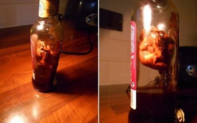 打掃時發現這瓶被遺忘了好幾年的醋，但驚人的是，裏面竟然長出這樣一個疑似怪物的東西