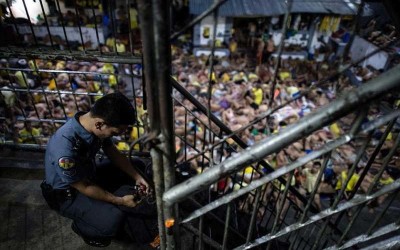 菲律賓這間監獄讓人深刻體會「連狗都不如  」這些「宛如餵豬的食物」裡面混雜著指甲跟蟑螂