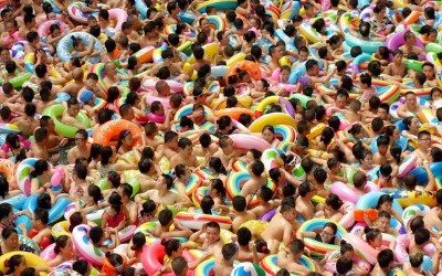 這樣你也游得下去６０００名泳客擠爆泳池，池水泛黃超噁爛：根本化糞池