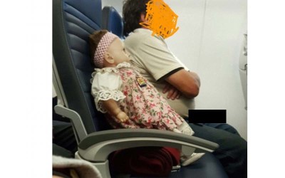 她搭機時驚見隔壁男子 「替鬼娃娃訂了一個座位」沒想到轉機後才是真正的惡夢！