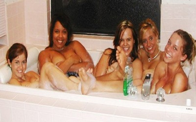 5姊妹入浴自拍看起來很正常，但放大後竟看到讓人頭皮發麻的恐怖畫面... ：他看得你發寒