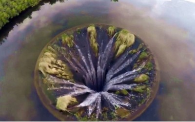 無人機航拍竟發現地球破洞  葡萄牙湖中神秘「黑洞」湖水倒灌宛如地獄黑洞