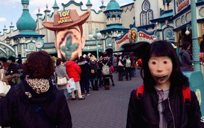 女孩在迪士尼跟胡迪「換臉拍照」臉卻離奇失蹤？網友發現「靈異亮點」笑翻！