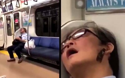 他拍到男子在電車上睡到嘴開開，回神一看耳朵上的是「新型藍芽耳機」