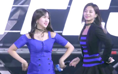 韓國女團TWICE熱情唱跳「Mina跳錯邊吐舌頭」，一旁子瑜撞見開心甜笑回應 粉絲讚：好萌