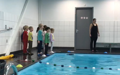「穿衣服下水、不戴蛙鏡」荷蘭人都這樣訓練游泳！背後原因被狂讚
