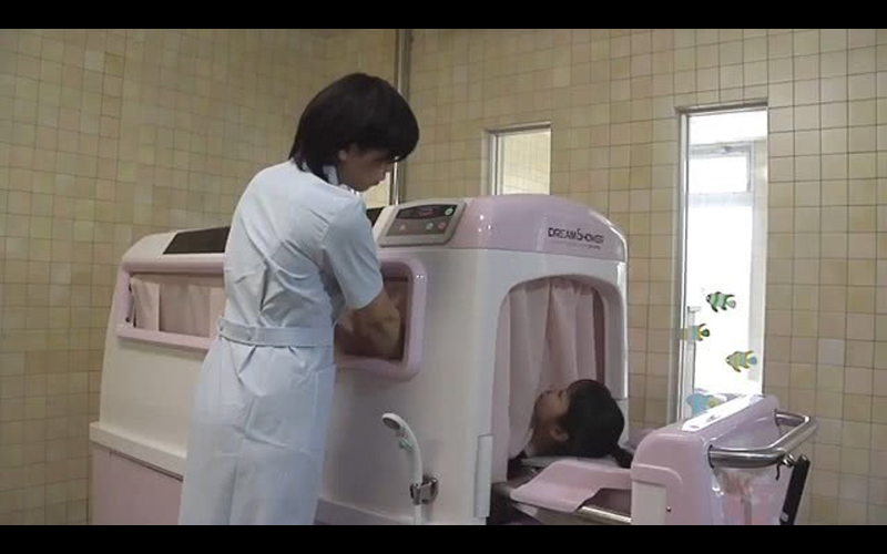 日本發明一款自動洗澡機，睡一覺就能洗得乾乾淨淨！網友：夠奇葩！